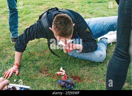 London, Großbritannien, 24. April 2021 Demonstranten trotzen den sozialen Distanzierungsregeln und marschieren durch das Zentrum Londons und fordern ein Verbot von Impfpässen, was in Zusammenstößen mit der Polizei und einer Reihe von Verhaftungen gipfelte Stockfoto