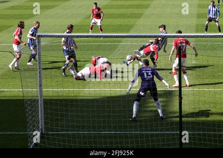 MIDDLESBROUGH, GROSSBRITANNIEN. 24. APRIL Marc Bola von Middlesbrough stoppt einen Schuss von Callum Pherson während des Sky Bet Championship-Spiels zwischen Middlesbrough und Sheffield am Mittwoch im Riverside Stadium, Middlesbrough, am Samstag, 24. April 2021. (Kredit: Mark Fletcher, Mi News) Kredit: MI Nachrichten & Sport /Alamy Live Nachrichten Stockfoto