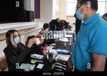 Washington, USA. April 2021. Hunderte von Latinos-Immigranten erhalten den Moderna Covid19-Impfstoff, der am 24. April 2021 an der School of the Sacred Heart in Washington DC, USA, zum ersten Mal geschossen wurde. (Foto von Lenin Nolly/Sipa USA) Quelle: SIPA USA/Alamy Live News Stockfoto