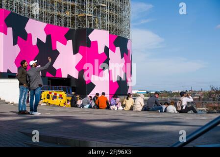 Vereinigtes Königreich Wetter: Birmingham, Vereinigtes Königreich. 25. April 2021: Nachtschwärmer sitzen neben dem Bullring Shopping Center / Selfridges, das gerade renoviert wird. Kredit: Ryan Underwood / Alamy Live Nachrichten Stockfoto