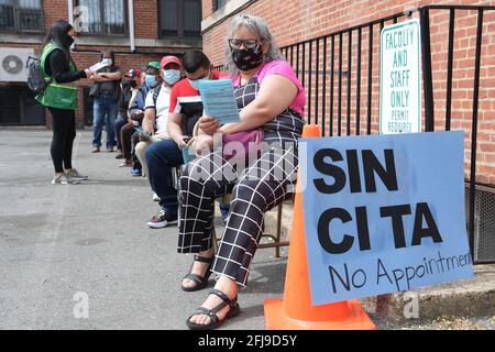 Washington, USA. April 2021. Hunderte von Latinos-Immigranten erhalten den Moderna Covid19-Impfstoff, der am 24. April 2021 an der School of the Sacred Heart in Washington DC, USA, zum ersten Mal geschossen wurde. (Foto von Lenin Nolly/Sipa USA) Quelle: SIPA USA/Alamy Live News Stockfoto