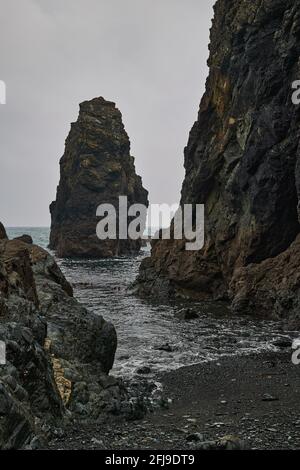 Felsen am Strand von Tra na MBO. Küste von Cooper Irland. Vertikales Format. Stockfoto