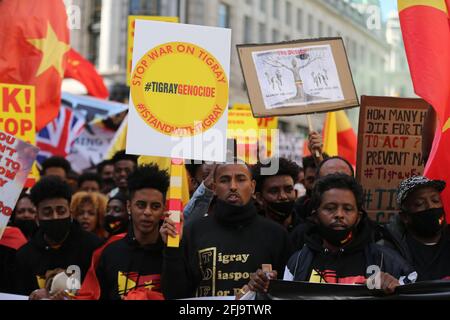 London, England, Großbritannien. April 2021. Hunderte marschierten durch das Zentrum von London, um gegen den Krieg in der Region Tigray in Äthiopien zu protestieren. Die vom Krieg zerrissene nördliche Region war der Schauplatz eines Konflikts zwischen regierungsfreundlichen und lokalen Kämpfern. Zusammenstöße führten zu Tausenden von Flüchtlingen und Berichten zufolge zu Massenmorden. Der äthiopische Premierminister Abiy Ahmed hat kürzlich die Kämpfe eritreischer Truppen in Tigray aufgenommen. Die Demonstranten fordern die britische Regierung und die internationale Gemeinschaft auf, Maßnahmen gegen die äthiopische Regierung zu ergreifen. Kredit: Tayfun Salci/ZUMA Wire/Alamy Live Nachrichten Stockfoto