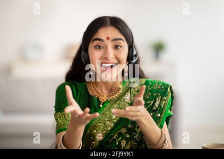 Portrait-Bildschirm der fröhlichen indischen Frau in Sari Kleid macht Videoanruf, mit Computer von zu Hause aus Stockfoto