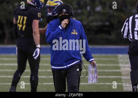 Newark, Delaware, USA. April 2021. Delaware-Cheftrainer DANNY ROCCO gesehen während eines Playoff-Spiels der NCAA Division I Football Championship Subdivision zwischen den Delaware Blue Hennen und den Sacred Heart Pioneers Samstag, APR. 24, 2021, im Delaware Stadium in Newark, DE. Kredit: Saquan Stimpson/ZUMA Wire/Alamy Live Nachrichten Stockfoto