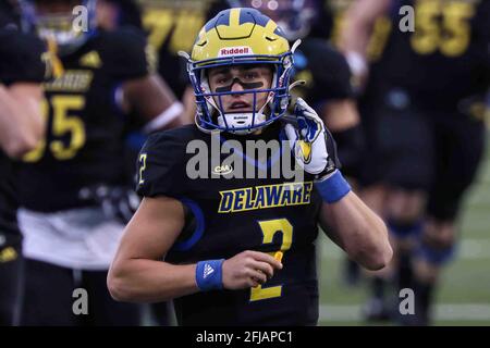 Newark, Delaware, USA. April 2021. Delaware Quarterback NOLAN HENDERSON (2) tritt mit seinen Teamkollegen vor einem Playoff-Spiel der NCAA Division I Football Championship Subdivision zwischen den Delaware Blue Hennen und den Sacred Heart Pioneers am Samstag, APR, das Feld an. 24, 2021, im Delaware Stadium in Newark, DE. Kredit: Saquan Stimpson/ZUMA Wire/Alamy Live Nachrichten Stockfoto