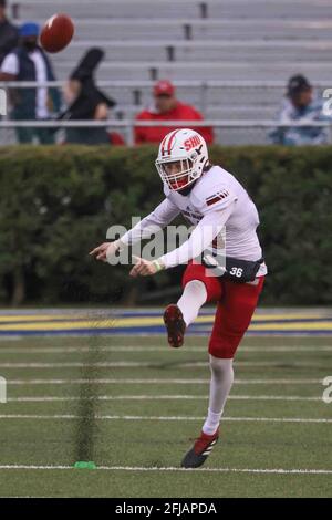 Newark, Delaware, USA. April 2021. Sacred Heart Punter NOAH GETTMAN (36) Üben Sie das Kicking während eines Playoff-Spiels der NCAA Division I Football Championship Subdivision zwischen den Delaware Blue Hens und den Sacred Heart Pioneers am Samstag, APR. 24, 2021, im Delaware Stadium in Newark, DE. Kredit: Saquan Stimpson/ZUMA Wire/Alamy Live Nachrichten Stockfoto