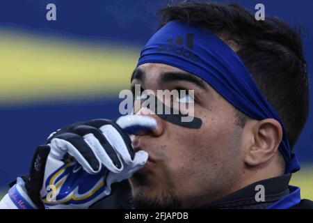 Newark, Delaware, USA. April 2021. Delaware läuft zurück DEJOUN LEE (33) beobachtet das Anzeigetafel während eines Playoff-Spiels der NCAA Division I Football Championship Subdivision zwischen den Delaware Blue Hens und den Sacred Heart Pioneers am Samstag, APR. 24, 2021, im Delaware Stadium in Newark, DE. Kredit: Saquan Stimpson/ZUMA Wire/Alamy Live Nachrichten Stockfoto