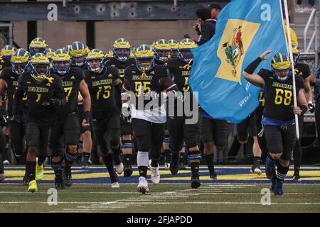 Newark, Delaware, USA. April 2021. Spieler und Mitarbeiter von Delaware nehmen das Feld vor einem Playoff-Spiel der NCAA Division I Football Championship Subdivision zwischen den Delaware Blue Hens und den Sacred Heart Pioneers am Samstag, APR, ein. 24, 2021, im Delaware Stadium in Newark, DE. Kredit: Saquan Stimpson/ZUMA Wire/Alamy Live Nachrichten Stockfoto