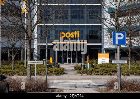 Eingang des Hauptsitzes der Posti Group Corporation im finnischen Pohjois-Pasila-Bezirk in Helsinki Stockfoto