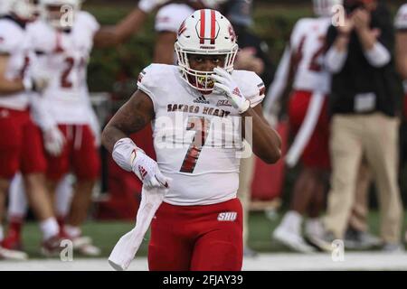 Newark, Delaware, USA. April 2021. Sacred Heart läuft zurück JULIUS CHESTNUT (7) nimmt das Feld während eines Playoff-Spiels der NCAA Division I Football Championship Subdivision zwischen den Delaware Blue Hens und den Sacred Heart Pioneers am Samstag, APR, ein. 24, 2021, im Delaware Stadium in Newark, DE. Kredit: Saquan Stimpson/ZUMA Wire/Alamy Live Nachrichten Stockfoto