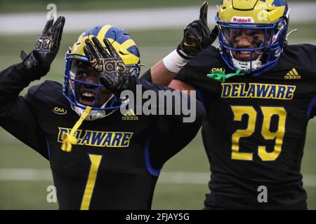 Newark, Delaware, USA. April 2021. Delaware Defensive Back KEDRICK WHITEHEAD (1) feiert ein Abfangen während eines Playoff-Spiels der NCAA Division I Football Championship Subdivision zwischen den Delaware Blue Hens und den Sacred Heart Pioneers am Samstag, APR. 24, 2021, im Delaware Stadium in Newark, DE. Kredit: Saquan Stimpson/ZUMA Wire/Alamy Live Nachrichten Stockfoto