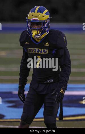 Newark, Delaware, USA. April 2021. Delaware Defensive Back KEDRICK WHITEHEAD (1) sieht Spielaktionen während eines Playoff-Spiels der NCAA Division I Football Championship Subdivision zwischen den Delaware Blue Hennen und den Sacred Heart Pioneers am Samstag, APR. 24, 2021, im Delaware Stadium in Newark, DE. Kredit: Saquan Stimpson/ZUMA Wire/Alamy Live Nachrichten Stockfoto