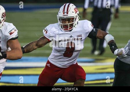 Newark, Delaware, USA. April 2021. Chris OUTTERBRIDGE (8) verteidigt während eines Playoff-Spiels der NCAA Division I Football Championship Subdivision zwischen den Delaware Blue Hens und den Sacred Heart Pioneers am Samstag, APR. 24, 2021, im Delaware Stadium in Newark, DE. Kredit: Saquan Stimpson/ZUMA Wire/Alamy Live Nachrichten Stockfoto