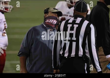 Newark, Delaware, USA. April 2021. Mark NOFRI, Head Coach von Sacred Heart, spricht mit einem Beamten während eines Playoff-Spiels der NCAA Division I Football Championship Subdivision zwischen den Delaware Blue Hens und den Sacred Heart Pioneers am Samstag, APR. 24, 2021, im Delaware Stadium in Newark, DE. Kredit: Saquan Stimpson/ZUMA Wire/Alamy Live Nachrichten Stockfoto