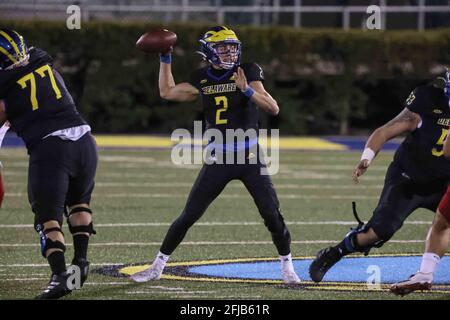 Newark, Delaware, USA. April 2021. Delaware Quarterback NOLAN HENDERSON (2) versucht, während eines Playoff-Spiels der NCAA Division I Football Championship Subdivision zwischen den Delaware Blue Hens und den Sacred Heart Pioneers am Samstag, APR, einen Pass zu werfen. 24, 2021, im Delaware Stadium in Newark, DE. Kredit: Saquan Stimpson/ZUMA Wire/Alamy Live Nachrichten Stockfoto