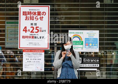 Tokio, Japan. April 2021. Ein Geschäft zeigt in Tokio ein Schild mit der Aufschrift „Wir haben ab dem 25. April geschlossen“. Der dritte Ausnahmezustand begann heute, vom 25. April bis zum 11. Mai, in Tokio, Osaka, Kyoto und Hyogo, um Infektionen von Coronavirus-Fällen einzudämmen. Quelle: Rodrigo Reyes Marin/ZUMA Wire/Alamy Live News Stockfoto