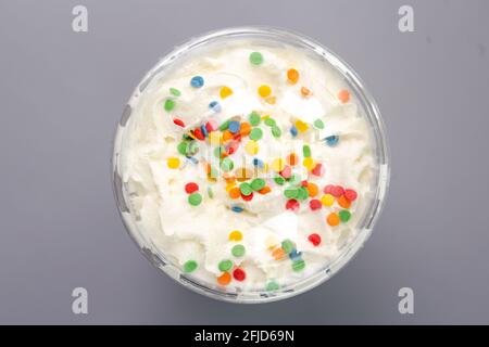 Milchiger süßer Cocktail mit Bonbon-Optik von oben. Stockfoto