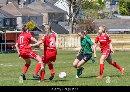 Briton Ferry, Wales. 25. April 2021. Flavia Jenkins von Aberystwyth Town Ladies in Aktion während des Orchard Welsh Premier Women's League-Spiels zwischen Briton Ferry Llansawel Ladies und Aberystwyth Town Ladies am 25. April 2021 auf dem Old Road Welfare Ground in Briton Ferry, Wales, Großbritannien. Quelle: Duncan Thomas/Majestic Media/Alamy Live News. Stockfoto