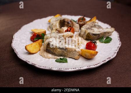 Ein Gericht aus Fisch in weißen Scheiben in einem Restaurant. Stockfoto
