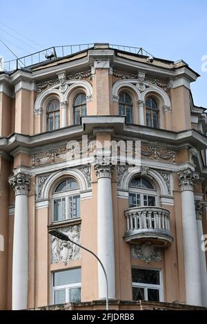 Dekorative Elemente der Fassade. Details der Außenwände der Häuser auf alten Moskauer Straßen. Stockfoto