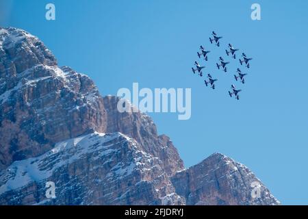 Cortina d'Ampezzo, Italien 14. Februar 2021: Die Kunstflugeinheit Frecce Tricolori (Tricolor Arrows) der italienischen Luftwaffe tritt während der FIS ALPINE WORL auf Stockfoto