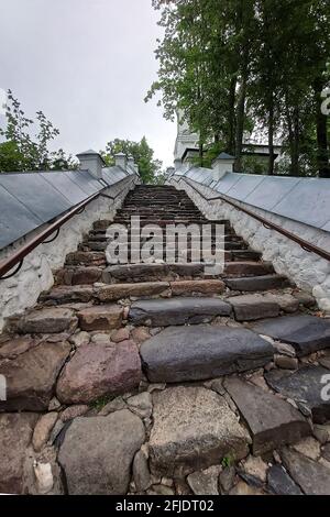 Treppe mit Steintreppe, die zur Kathedrale im Kloster Swjatogorsk Heilige Dormition im Puschkinskije Gory führt. Stockfoto