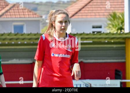 Briton Ferry, Wales. 25. April 2021. Sophie Topper von Briton Ferry Llansawel Ladies während des Orchard Welsh Premier Women's League-Spiels zwischen Briton Ferry Llansawel Ladies und Aberystwyth Town Ladies am 25. April 2021 auf dem Old Road Welfare Ground in Briton Ferry, Wales, Großbritannien. Quelle: Duncan Thomas/Majestic Media/Alamy Live News. Stockfoto