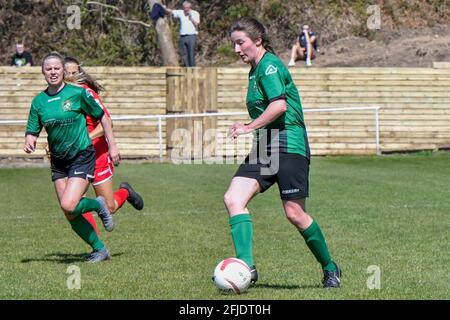 Briton Ferry, Wales. 25. April 2021. Rebecca Mathias von Aberystwyth Town Ladies in Aktion beim Orchard Welsh Premier Women's League-Spiel zwischen Briton Ferry Llansawel Ladies und Aberystwyth Town Ladies am 25. April 2021 auf dem Old Road Welfare Ground in Briton Ferry, Wales, Großbritannien. Quelle: Duncan Thomas/Majestic Media/Alamy Live News. Stockfoto