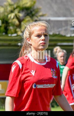 Briton Ferry, Wales. 25. April 2021. Alice Broadley von Briton Ferry Llansawel Ladies während des Orchard Welsh Premier Women's League-Spiels zwischen Briton Ferry Llansawel Ladies und Aberystwyth Town Ladies am 25. April 2021 auf dem Old Road Welfare Ground in Briton Ferry, Wales, Großbritannien. Quelle: Duncan Thomas/Majestic Media/Alamy Live News. Stockfoto