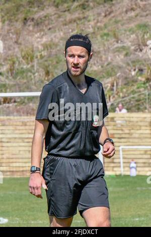 Briton Ferry, Wales. 25. April 2021. Schiedsrichter Sion Richards während des Orchard Welsh Premier Women's League-Spiels zwischen der Britin Ferry Llansawel Ladies und Aberystwyth Town Ladies am 25. April 2021 auf dem Old Road Welfare Ground in Briton Ferry, Wales, Großbritannien. Quelle: Duncan Thomas/Majestic Media/Alamy Live News. Stockfoto