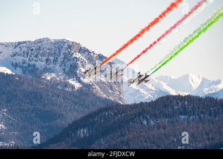 Cortina d'Ampezzo, Italien 14. Februar 2021: Die Kunstflugeinheit Frecce Tricolori (Tricolor Arrows) der italienischen Luftwaffe tritt während der FIS ALPINE WORL auf Stockfoto