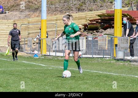 Briton Ferry, Wales. 25. April 2021. Hannah Pusey von Aberystwyth Town Ladies in Aktion während des Orchard Welsh Premier Women's League-Spiels zwischen der Britin Ferry Llansawel Ladies und Aberystwyth Town Ladies am 25. April 2021 auf dem Old Road Welfare Ground in Briton Ferry, Wales, Großbritannien. Quelle: Duncan Thomas/Majestic Media/Alamy Live News. Stockfoto