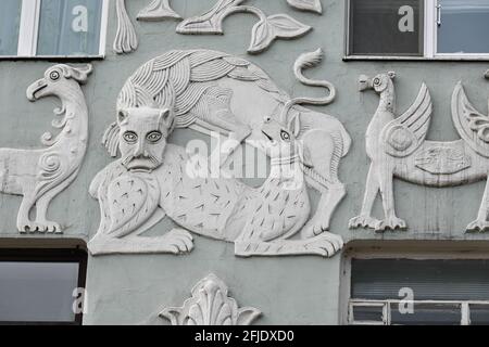Dekorative Elemente der Fassade. Details der Außenwände der Häuser auf alten Moskauer Straßen. Stockfoto