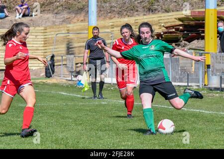 Briton Ferry, Wales. 25. April 2021. Rebecca Mathias von Aberystwyth Town Ladies überquert den Ball trotz der Aufmerksamkeit von Anya Welch von Briton Ferry Llansawel Ladies während des Orchard Welsh Premier Women's League-Spiels zwischen Briton Ferry Llansawel Ladies und Aberystwyth Town Ladies am 25 auf dem Old Road Welfare Ground in Briton Ferry, Wales, Großbritannien, April 2021. Quelle: Duncan Thomas/Majestic Media/Alamy Live News. Stockfoto