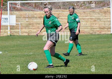 Briton Ferry, Wales. 25. April 2021. Kelly Thomas von Aberystwyth Town Ladies in Aktion beim Orchard Welsh Premier Women's League-Spiel zwischen Briton Ferry Llansawel Ladies und Aberystwyth Town Ladies am 25. April 2021 auf dem Old Road Welfare Ground in Briton Ferry, Wales, Großbritannien. Quelle: Duncan Thomas/Majestic Media/Alamy Live News. Stockfoto