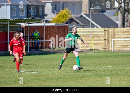 Briton Ferry, Wales. 25. April 2021. Kelly Thomas von Aberystwyth Town Ladies in Aktion beim Orchard Welsh Premier Women's League-Spiel zwischen Briton Ferry Llansawel Ladies und Aberystwyth Town Ladies am 25. April 2021 auf dem Old Road Welfare Ground in Briton Ferry, Wales, Großbritannien. Quelle: Duncan Thomas/Majestic Media/Alamy Live News. Stockfoto