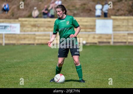 Briton Ferry, Wales. 25. April 2021. Rebecca Mathias von Aberystwyth Town Ladies in Aktion beim Orchard Welsh Premier Women's League-Spiel zwischen Briton Ferry Llansawel Ladies und Aberystwyth Town Ladies am 25. April 2021 auf dem Old Road Welfare Ground in Briton Ferry, Wales, Großbritannien. Quelle: Duncan Thomas/Majestic Media/Alamy Live News. Stockfoto