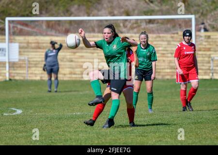 Briton Ferry, Wales. 25. April 2021. Niamh Duggan von Aberystwyth Town Ladies kontrolliert den Ball während des Orchard Welsh Premier Women's League-Spiels zwischen Briton Ferry Llansawel Ladies und Aberystwyth Town Ladies am 25. April 2021 auf dem Old Road Welfare Ground in Briton Ferry, Wales, Großbritannien. Quelle: Duncan Thomas/Majestic Media/Alamy Live News. Stockfoto