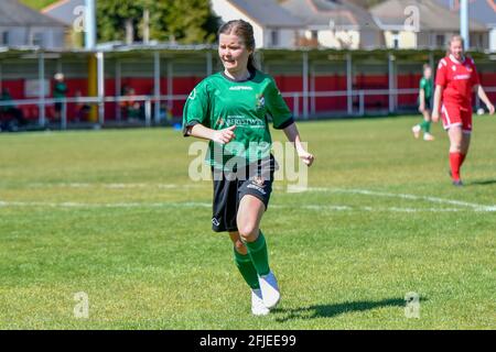 Briton Ferry, Wales. 25. April 2021. Charlotte Chalmers von Aberystwyth Town Ladies in Aktion während des Orchard Welsh Premier Women's League-Spiels zwischen Briton Ferry Llansawel Ladies und Aberystwyth Town Ladies am 25. April 2021 auf dem Old Road Welfare Ground in Briton Ferry, Wales, Großbritannien. Quelle: Duncan Thomas/Majestic Media/Alamy Live News. Stockfoto