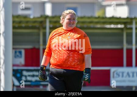 Briton Ferry, Wales. 25. April 2021. Torhüter Ffion Ashman von Aberystwyth Town Ladies während des Orchard Welsh Premier Women's League-Spiels zwischen Briton Ferry Llansawel Ladies und Aberystwyth Town Ladies am 25. April 2021 auf dem Old Road Welfare Ground in Briton Ferry, Wales, Großbritannien. Quelle: Duncan Thomas/Majestic Media/Alamy Live News. Stockfoto