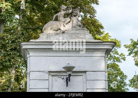 Grodno, Weißrussland - 2. September 2017: Weiße Skulptur in der Stadt Grodno Stockfoto