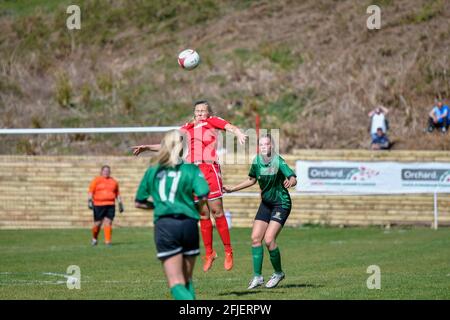 Briton Ferry, Wales. 25. April 2021. Lucy Powell von der Briton Ferry Llansawel Ladies führt den Ball während des Orchard Welsh Premier Women's League-Spiels zwischen der Briton Ferry Llansawel Ladies und Aberystwyth Town Ladies am 25. April 2021 auf dem Old Road Welfare Ground in Briton Ferry, Wales, Großbritannien. Quelle: Duncan Thomas/Majestic Media/Alamy Live News. Stockfoto