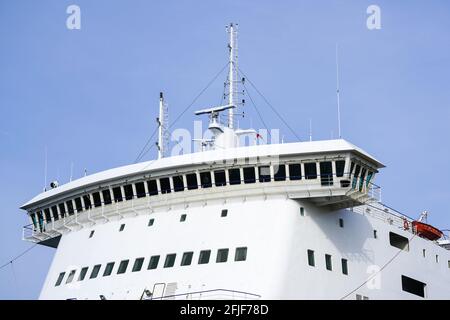 Weiße Kapitänsbrücke mit Radarsystem auf der großen Kreuzfahrt Fährschiff Stockfoto