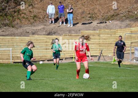 Briton Ferry, Wales. 25. April 2021. Lucy Powell von Briton Ferry Llansawel Ladies in Aktion während des Orchard Welsh Premier Women's League-Spiels zwischen Briton Ferry Llansawel Ladies und Aberystwyth Town Ladies am 25. April 2021 auf dem Old Road Welfare Ground in Briton Ferry, Wales, Großbritannien. Quelle: Duncan Thomas/Majestic Media/Alamy Live News. Stockfoto