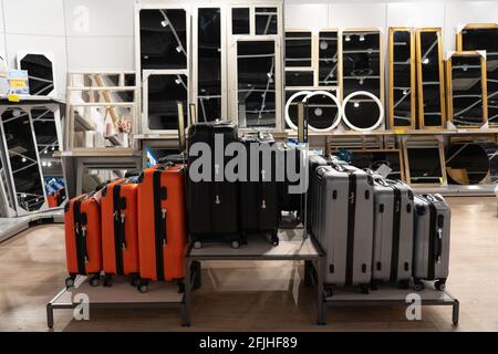 Grodno, Weißrussland - 07. April 2021: Innenansicht des JYSK-Geschäfts im Einkaufszentrum TRINI. Abteilung für den Verkauf von Spiegeln und Koffern. Stockfoto