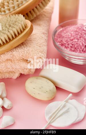 Körperpflegeprodukte auf rosa Stockfoto