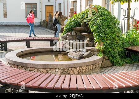 Grodno, Weißrussland - 2. September 2017: Brunnen mit goldener Engelskulptur, Touristen im Hintergrund Stockfoto