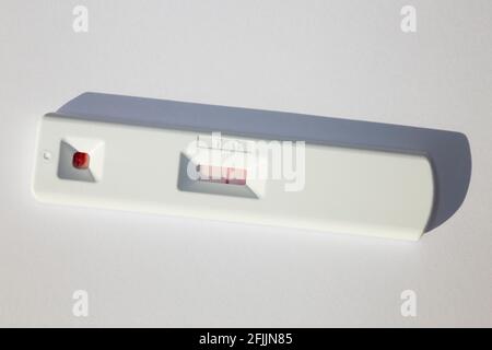 Abingdon Health ABC-19™ RASCHER NEUTRALISIERENDER ANTIKÖRPERTEST; Bluttest zum Nachweis von Antikörpern gegen das Covid 19-Virus Coronavirus 2 (SARS-CoV- 2). Der Test zeigt ein negatives Ergebnis, trotz des Blutes von jemandem, der einen Monat zuvor den Oxford AstraZeneca astra zeneca-Impfstoff erhalten hatte und der (vermutlich) nachweisen sollte, dass er Antikörper gegen das Virus entwickelt hat. VEREINIGTES KÖNIGREICH (123) Stockfoto