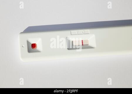 Abingdon Health ABC-19™ RASCHER NEUTRALISIERENDER ANTIKÖRPERTEST; Bluttest zum Nachweis von Antikörpern gegen das Covid 19-Virus Coronavirus 2 (SARS-CoV- 2). Der Test zeigt ein negatives Ergebnis, trotz des Blutes von jemandem, der einen Monat zuvor den Oxford AstraZeneca astra zeneca-Impfstoff erhalten hatte und der (vermutlich) nachweisen sollte, dass er Antikörper gegen das Virus entwickelt hat. VEREINIGTES KÖNIGREICH (123) Stockfoto